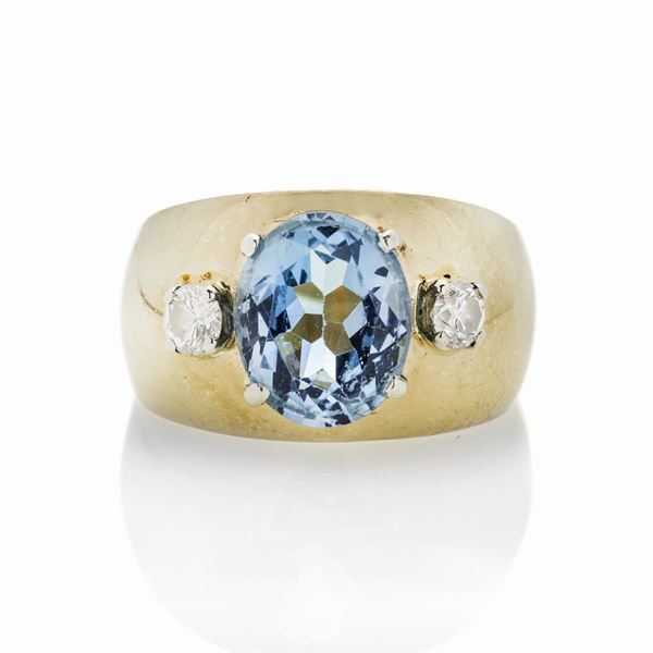 Anello a fascia in oro giallo, diamanti e quarzo azzurro
