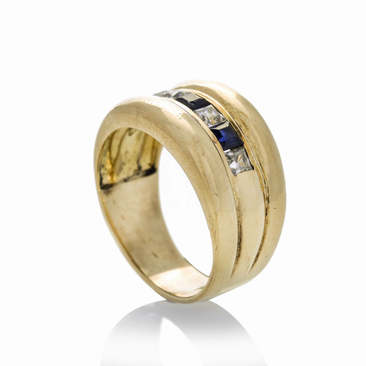 Anello a fascia in oro giallo, diamanti e zaffiri