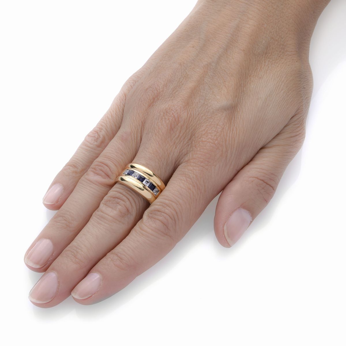 Anello a fascia in oro giallo, diamanti e zaffiri