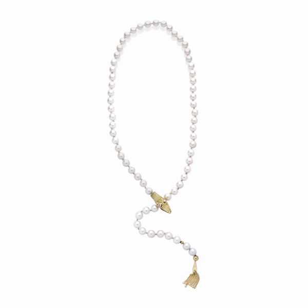 Crew-neck in cultivated pearls, yellow gold and diamonds