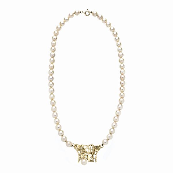 Crew-neck with cultivated pearls and yellow gold