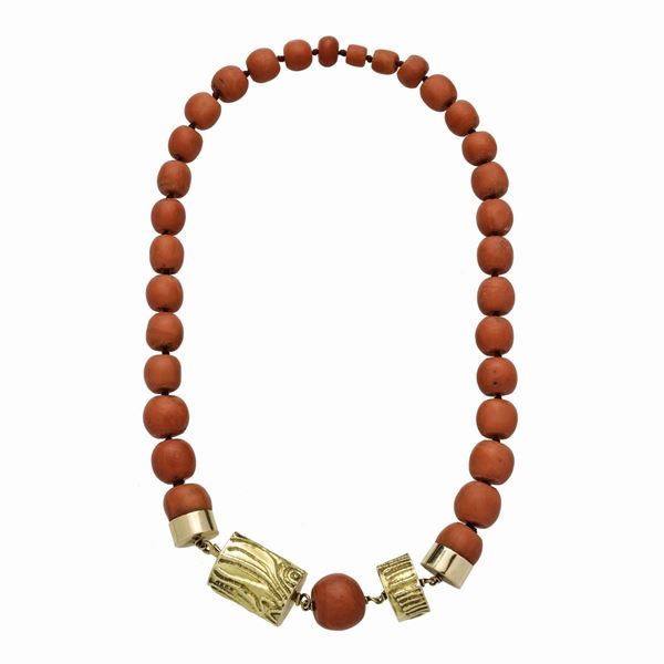 Necklace in red coral and yellow gold
