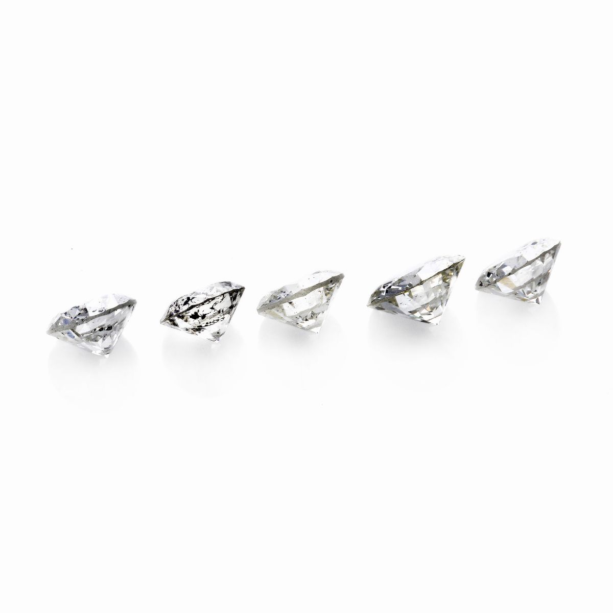 Lotto di Cinque Diamanti: Tre di Taglio Brillante e Due Diamanti Mezzo Taglio per Ct 1.95