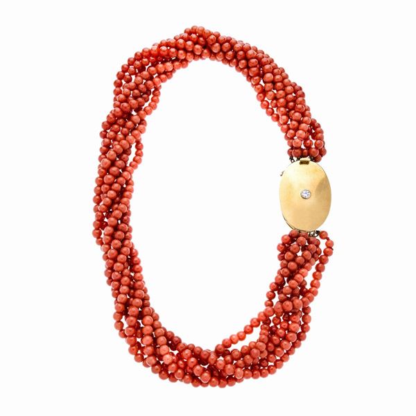 Necklace in red coral, yellow gold and diamonds