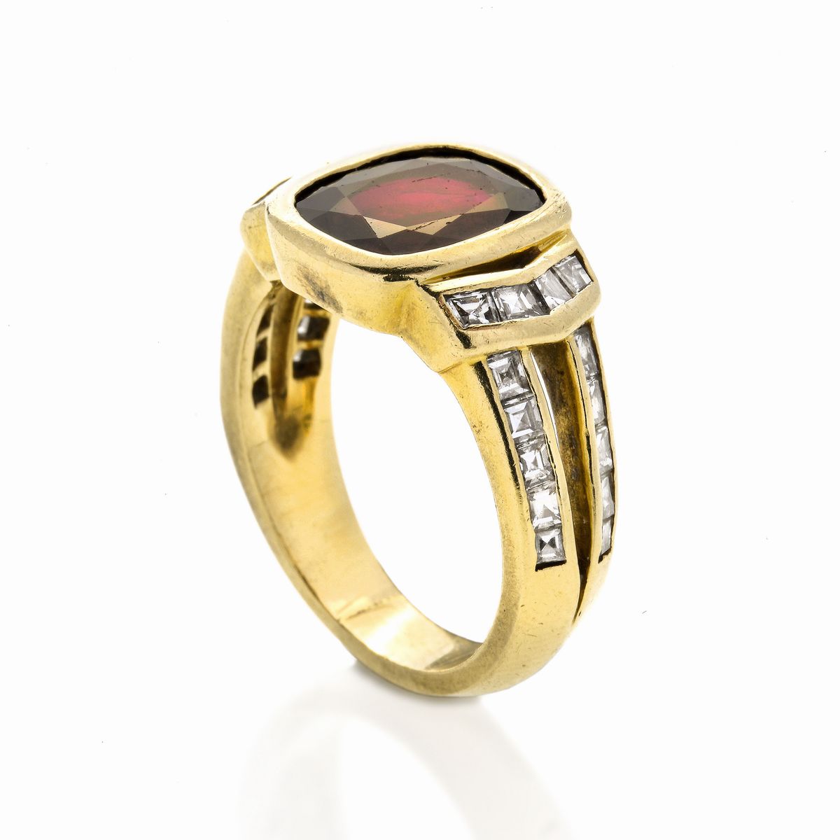 Anello in Oro Giallo, Diamanti e Rubino