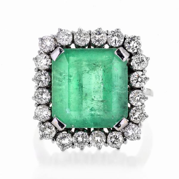 Ring in white gold, diamonds and emeralds
