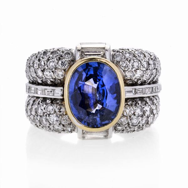Ring in white gold, yellow gold, diamonds and shappire