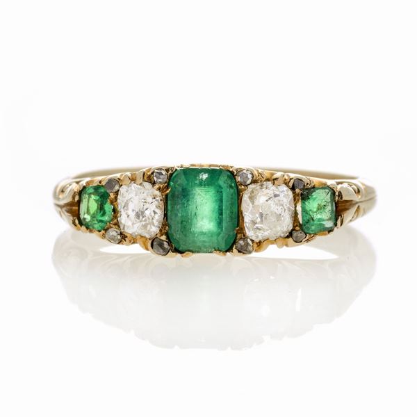 Anello in oro giallo, diamanti e smeraldi