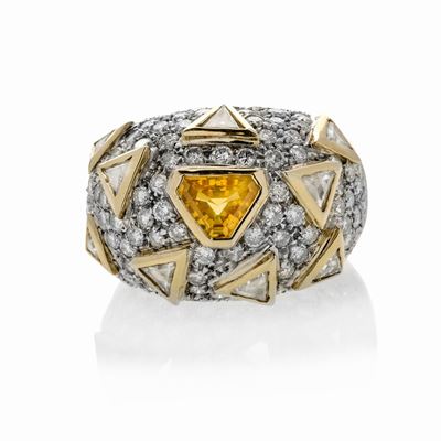 Grande Anello in Oro Giallo, Oro Bianco, Diamanti e Zaffiro Giallo