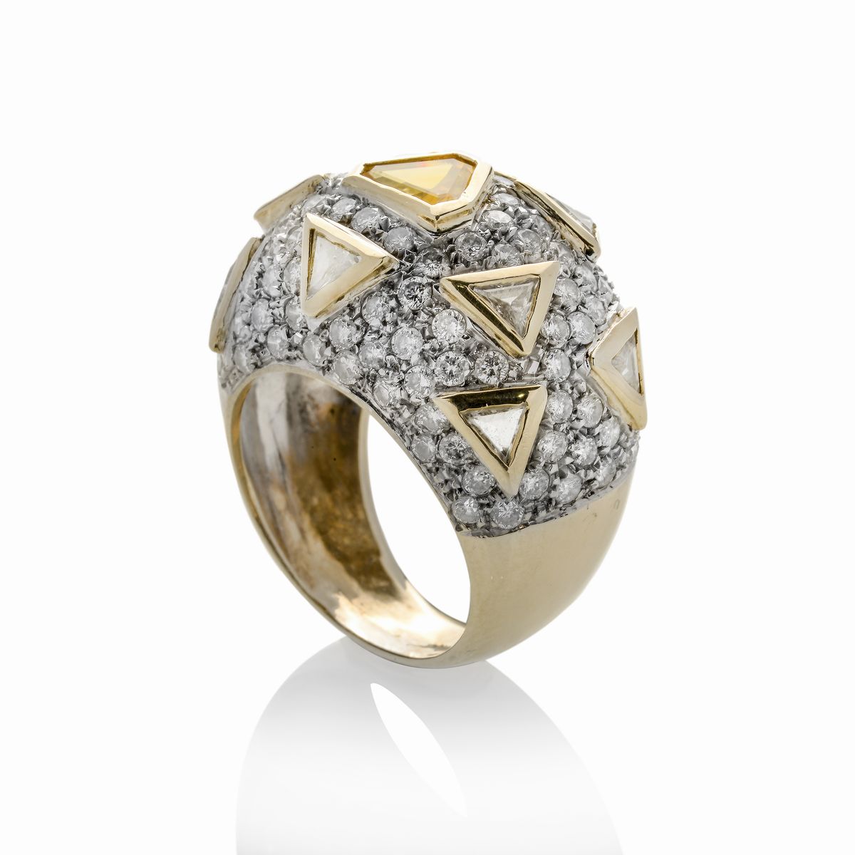 Grande Anello in Oro Giallo, Oro Bianco, Diamanti e Zaffiro Giallo