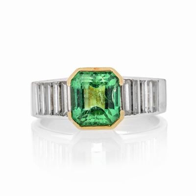 Anello a Fascia in Oro Giallo, Oro Bianco, Diamanti e Smeraldo