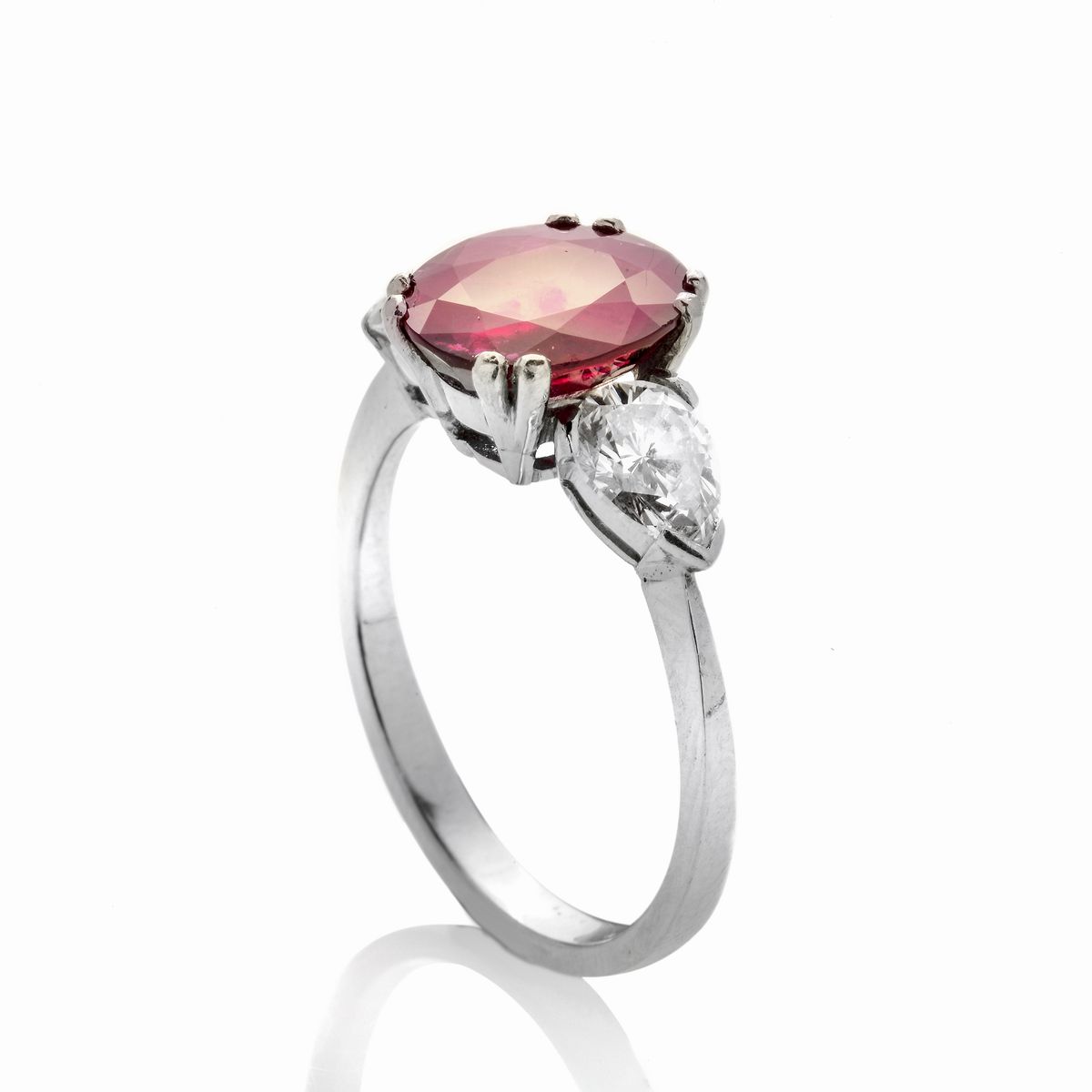 Anello in Oro Bianco, Diamanti e Rubino
