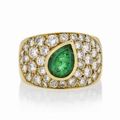 Anello a Fascia in Oro Giallo, Diamanti e Smeraldo