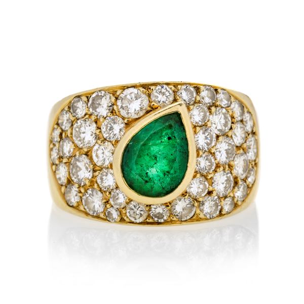 Band ring in yellow gold, diamonds and emerald