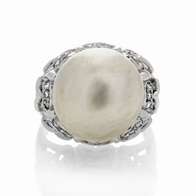 Anello in Oro Bianco, Diamanti e Grande Perla
