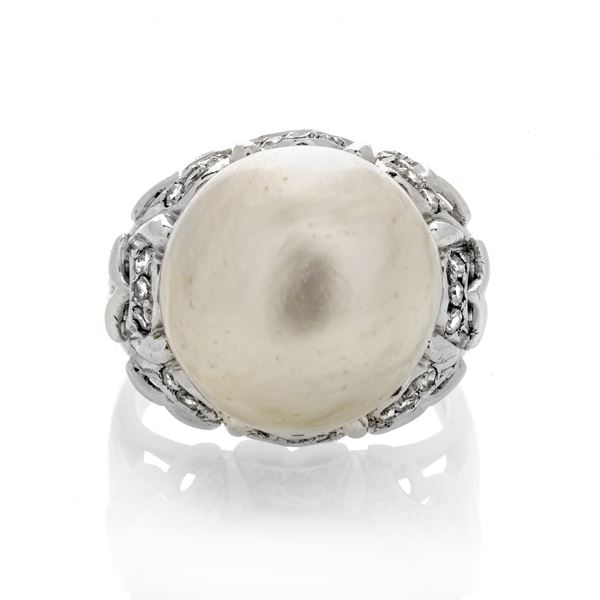 Ring in white gold, diamonds and big pearl