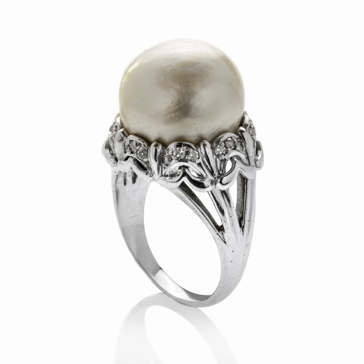 Anello in Oro Bianco, Diamanti e Grande Perla