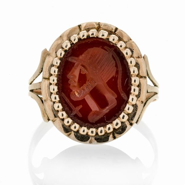Ring in low title gold and engraved carnelian