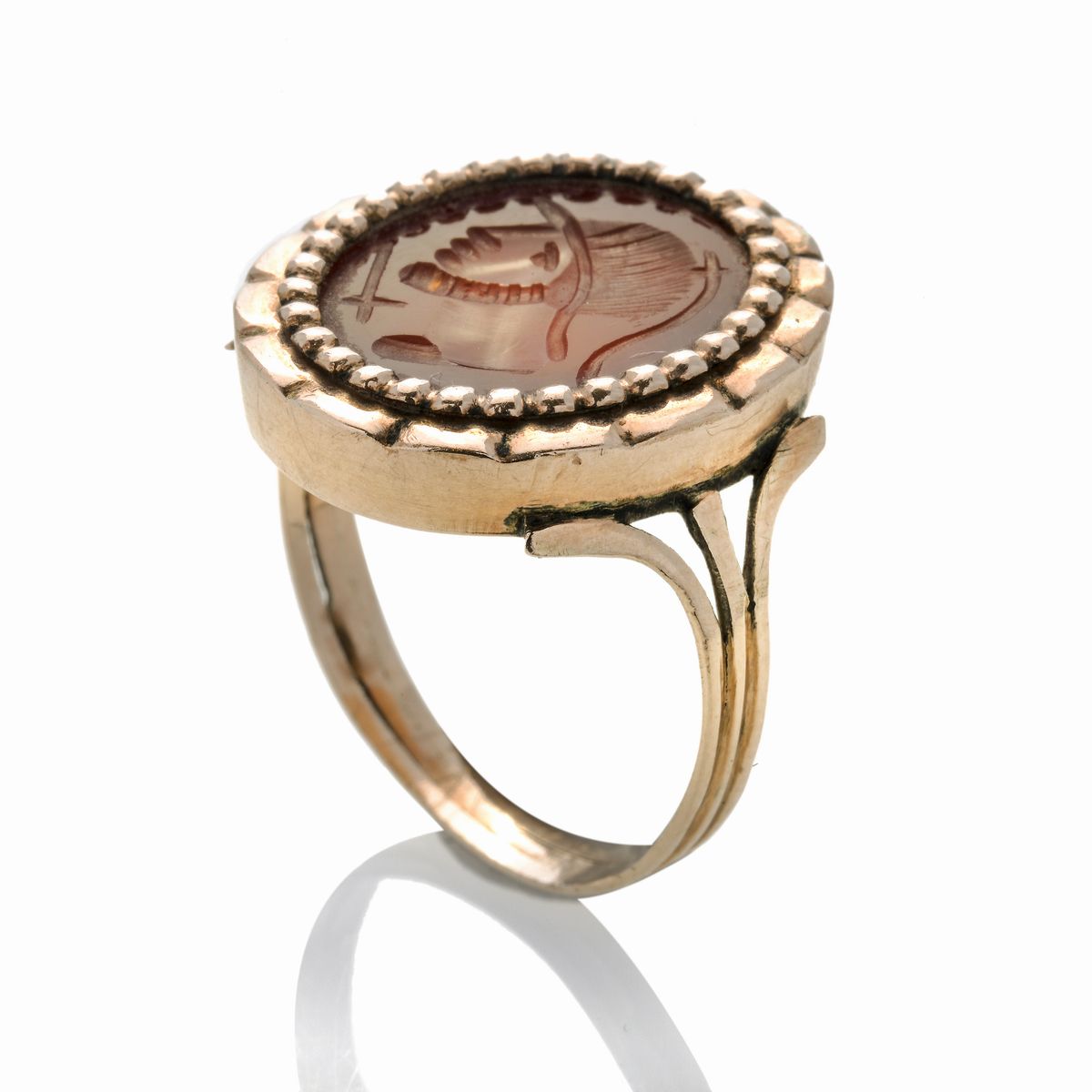 Anello in Oro a Basso Titolo e Corniola Incisa