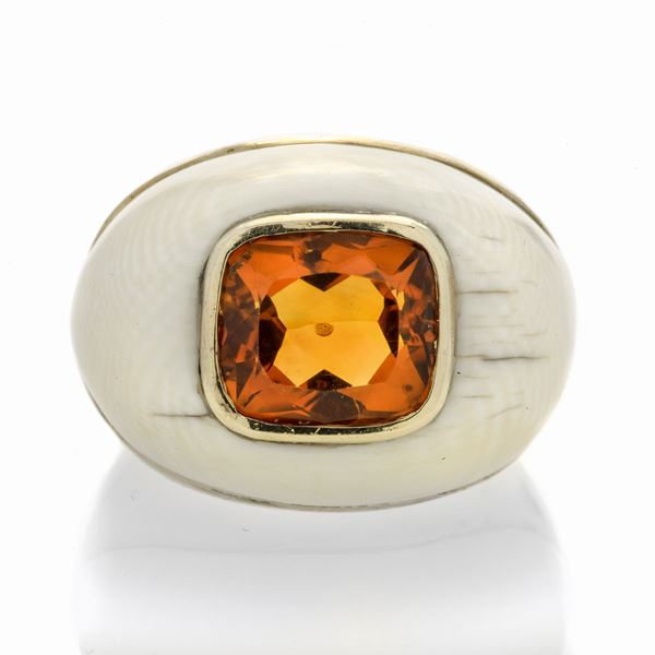 Ring in yellow gold, bone and cognac quartz