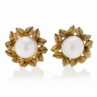 Paio di Orecchini a Clips in Oro Giallo e Perle Mabè