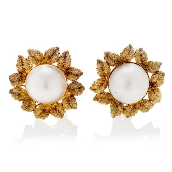 Pair of clip-on earrings in yellow gold and mabè pearl
