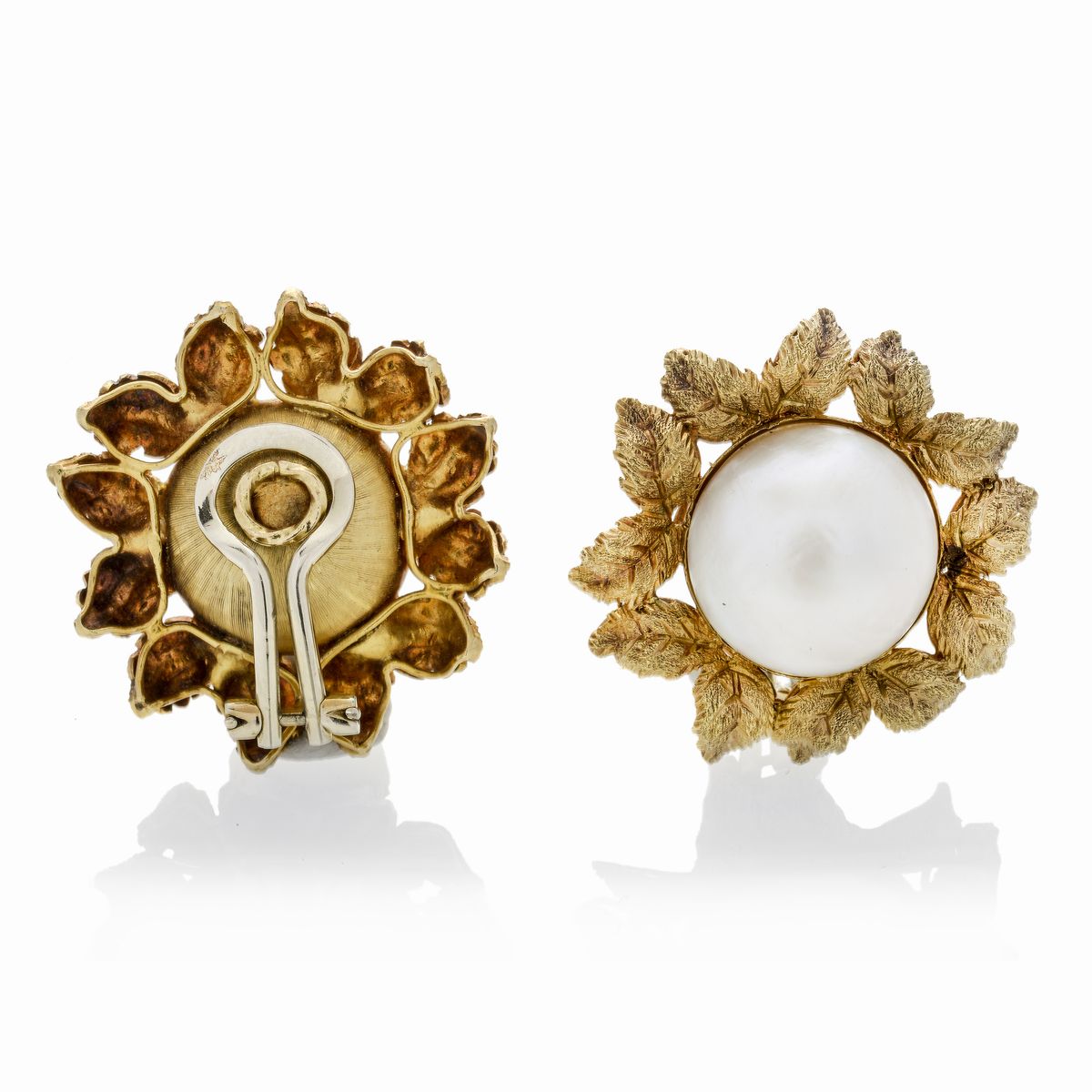 Paio di Orecchini a Clips in Oro Giallo e Perle Mabè