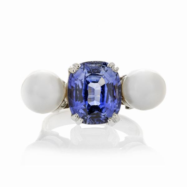 Bridge ring in white gold, pearls and blue quartz