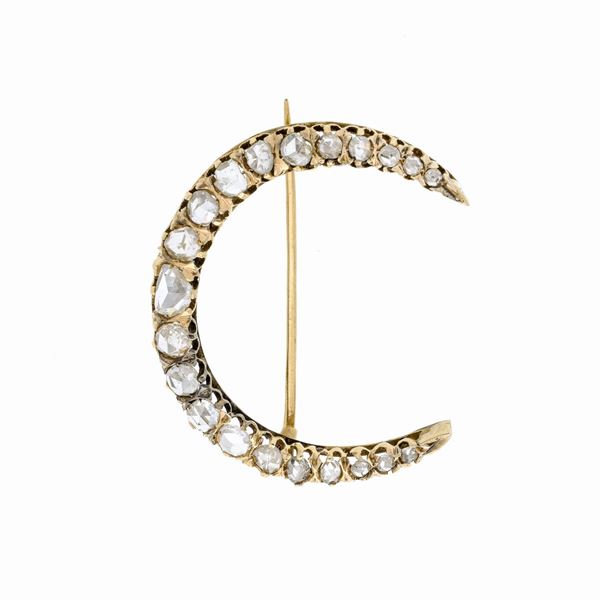 Spilla mezzaluna in oro a basso titolo, argento e diamanti  - Asta Asta di Gioielli Antichi, Moderni e Orologi da polso - Curio - Casa d'aste in Firenze