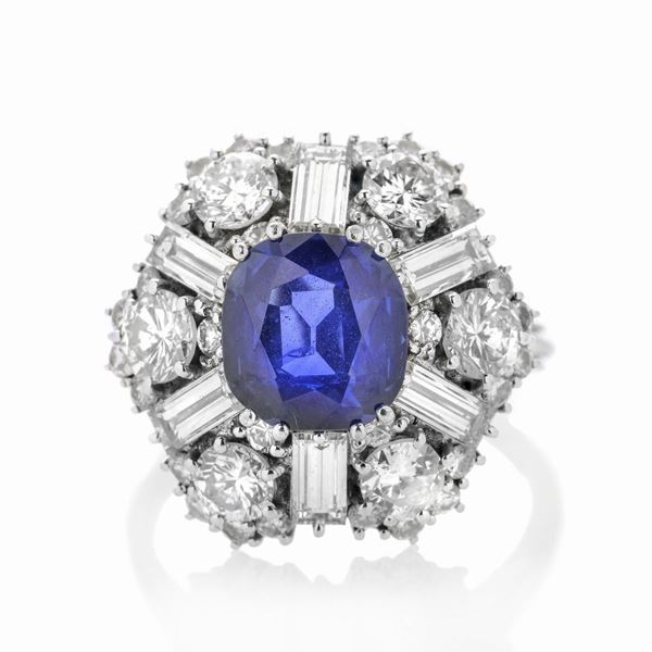 Ring in white gold, diamonds and sapphire
