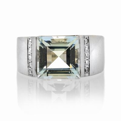 Anello in Oro Bianco, Diamanti e Quarzo Azzurro