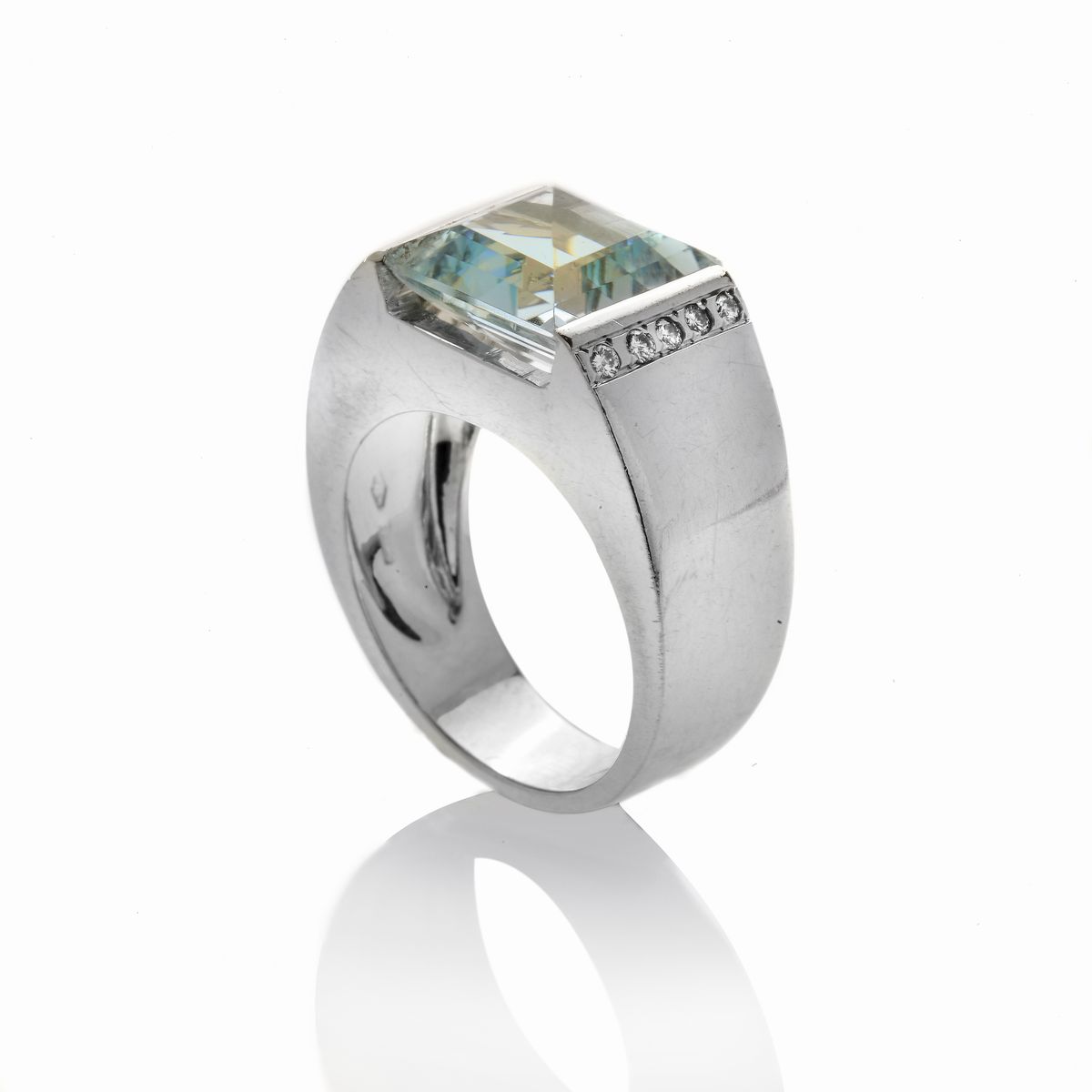 Anello in Oro Bianco, Diamanti e Quarzo Azzurro