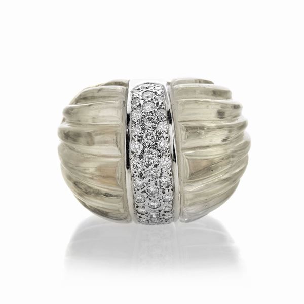 Large ring in yellow gold, rock crystal and diamonds