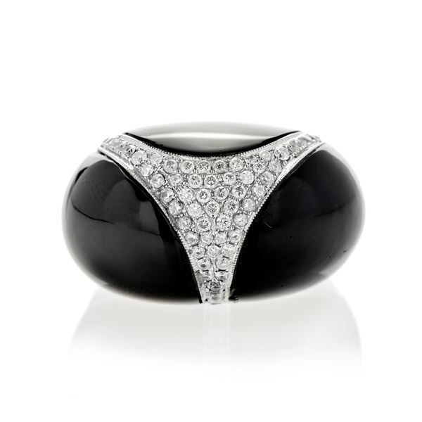 Large ring in white gold, onyx and diamonds