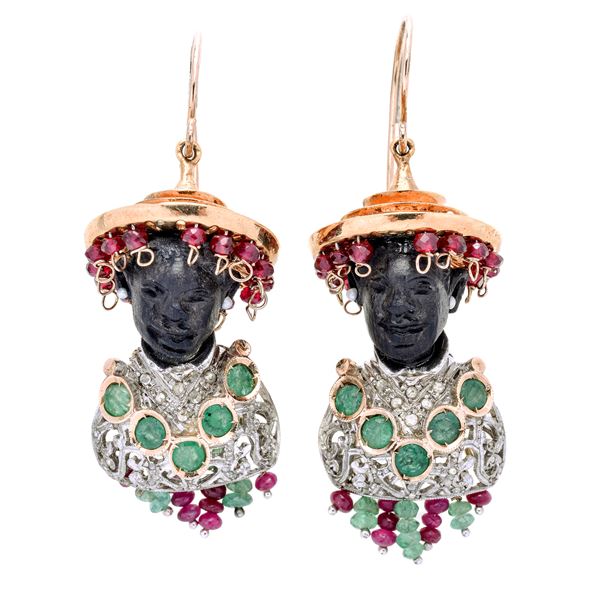 Paio di orecchini Moretti in oro a basso titolo, argento, smeraldi e rubini
