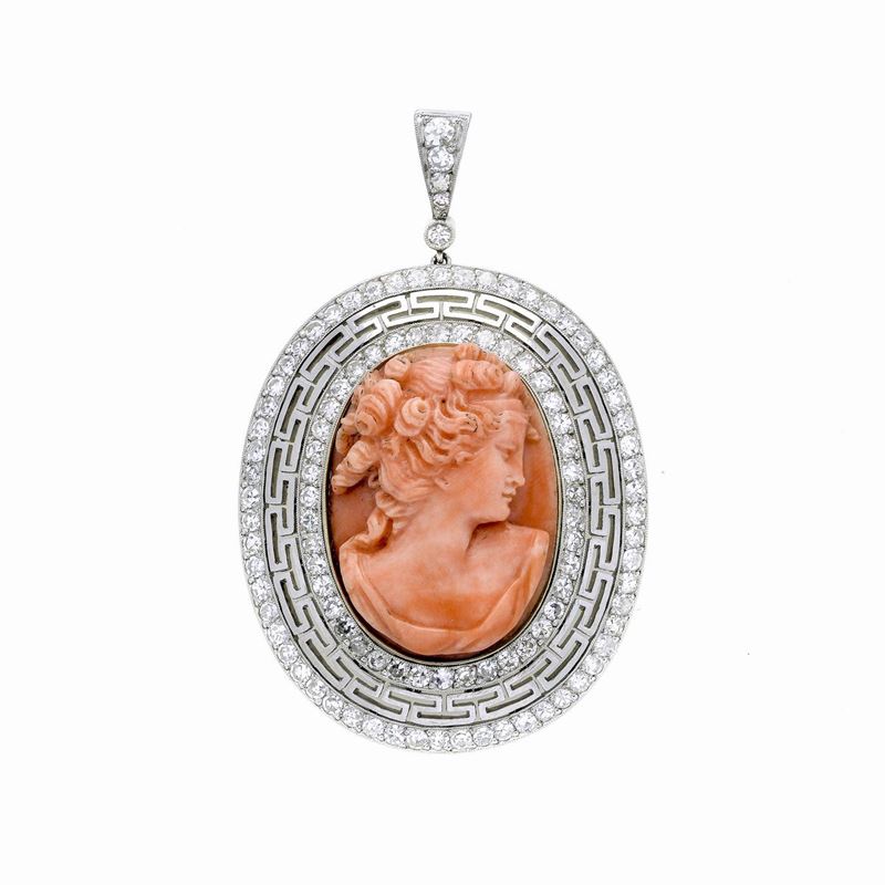 Pendente con Cammeo in Oro Bianco, Diamanti e Corallo Rosa