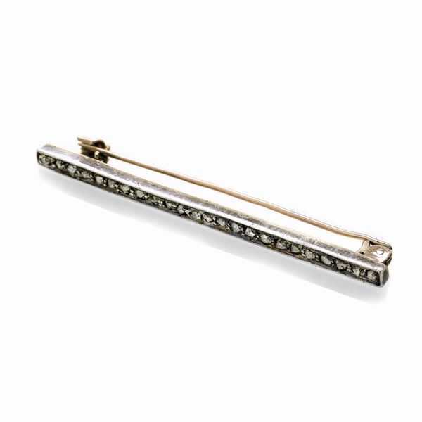 Brooch in platinum, low-title gold and diamonds