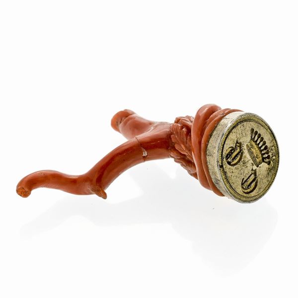 Sigillo in corallo rosso e metallo dorato
