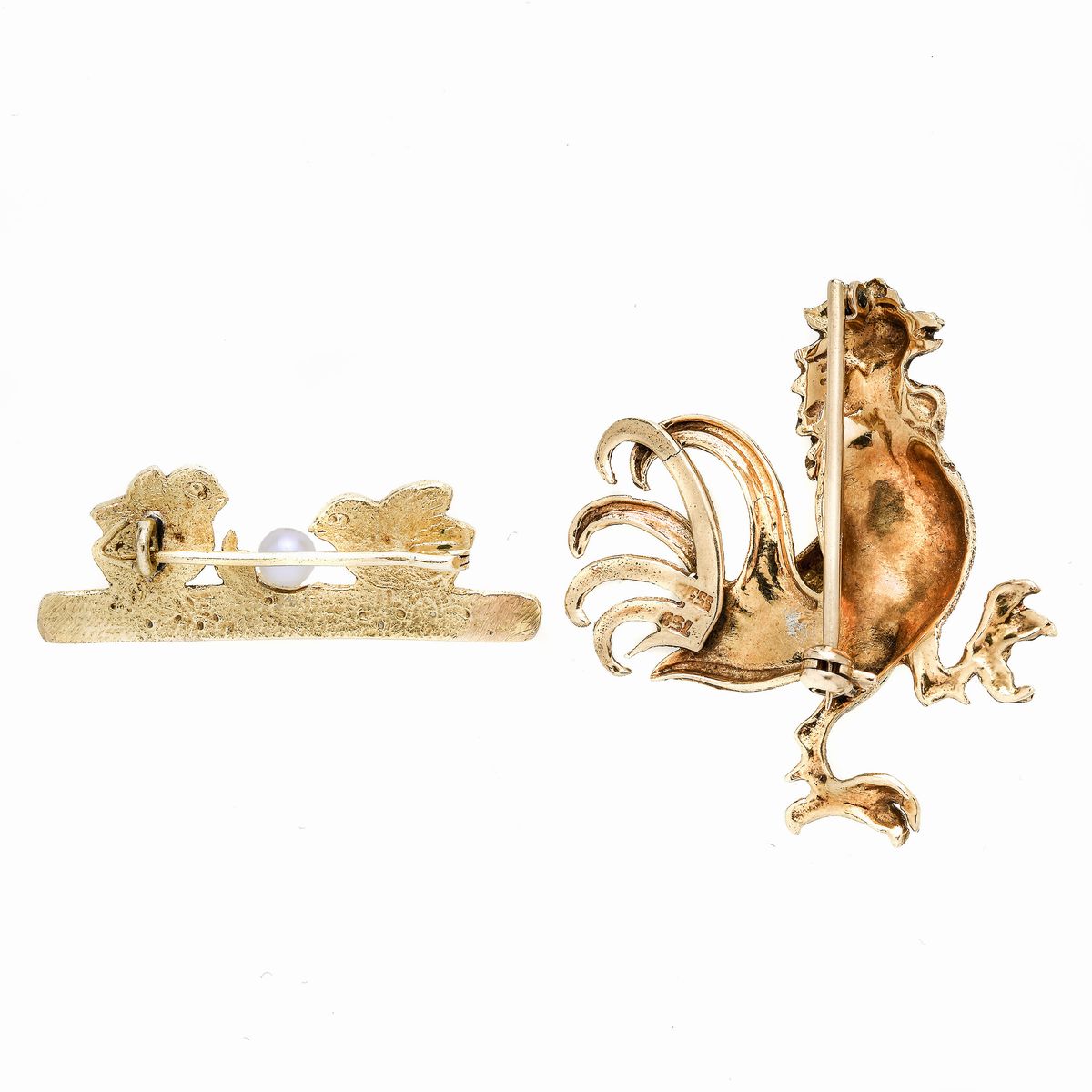 Lotto di Due Spille in Oro Giallo, Smalti Colorati e Perla