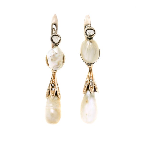 Paio di orecchini pendenti in oro a basso titolo, diamanti e perle naturali