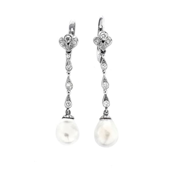 Paio di orecchini pendenti in oro bianco, diamanti e perle coltivate