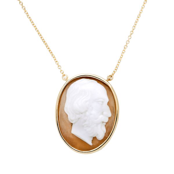 Necklace with cameo in shell and yellow gold