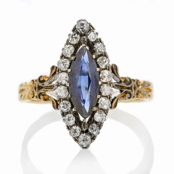 Anello in oro giallo, argento, diamanti e zaffiro