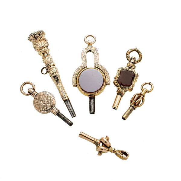 Lotto di sei chiavette da orologio in oro a basso titolo, princisbecco e pietre dure
