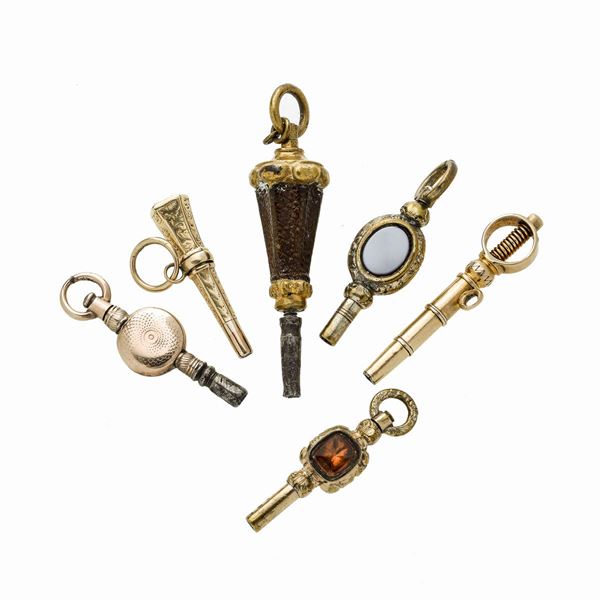 Lotto di sei chiavette da orologio in oro a basso titolo, princisbecco, pietre dure e pelle  - Asta Asta di Gioielli Antichi, Moderni e Orologi da polso - Curio - Casa d'aste in Firenze