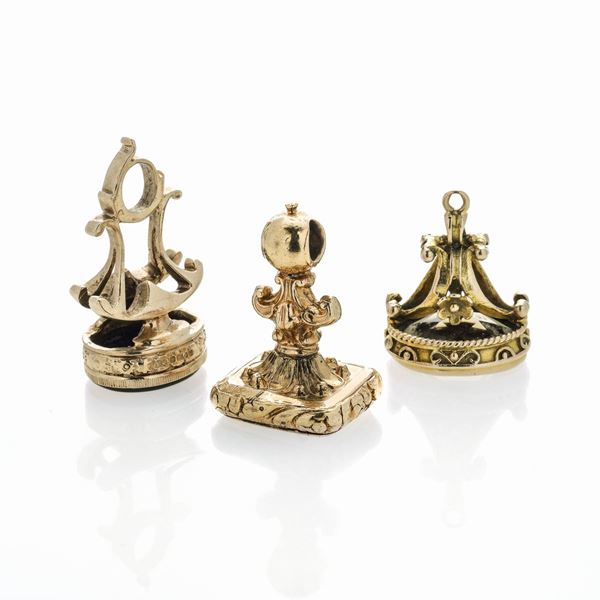 Lot of three seals in low title gold and hard stones