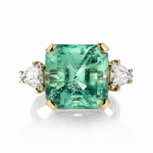 Anello in oro giallo, diamanti e smeraldo