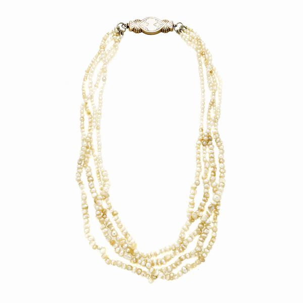 Necklace in natural pearls and low title gold
