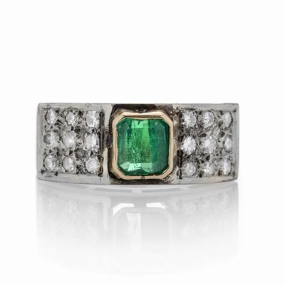 Anello a Fascia in Oro Giallo, Oro Bianco, Diamanti e Smeraldo