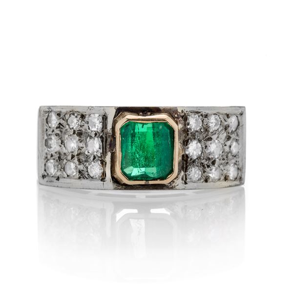 Band ring in yellow gold, white gold, diamonds and emerald